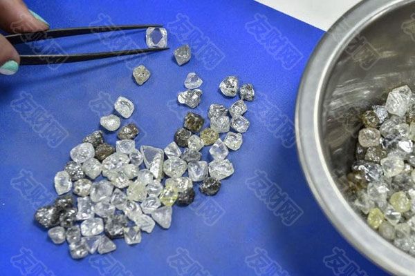 戴比尔斯放弃钻石战略 大幅降价